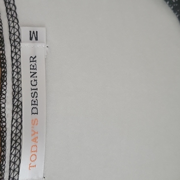 Today's Designer M short sleeve top - Picture 3 of 4